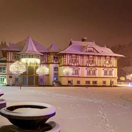 pohled na zasněžený hotel Jurkovičův dům pohled na zasněžený hotel Jurkovičův dům