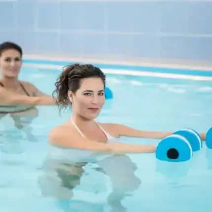 Skupinové cvičení v bazénu Skupinové cvičení v bazénu