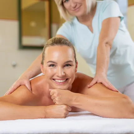 cvičení v bazénu při svíčkách cvičení v bazénu při svíčkách