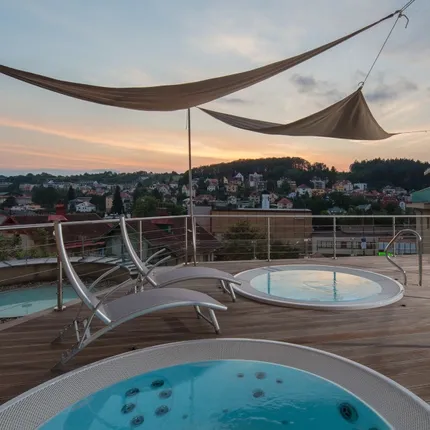 venkovní whirlpooly na terase hotelu Alexandria venkovní whirlpooly na terase hotelu Alexandria