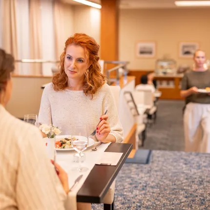 hotelová restaurace s pestrou nabídkou chutných jídel hotelová restaurace s pestrou nabídkou chutných jídel