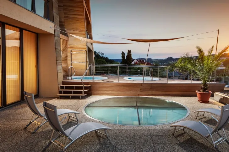relaxační terasa s venkovními whirlpooly