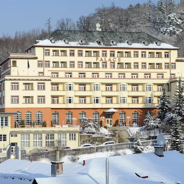 pohled na hotel Palace v zimě