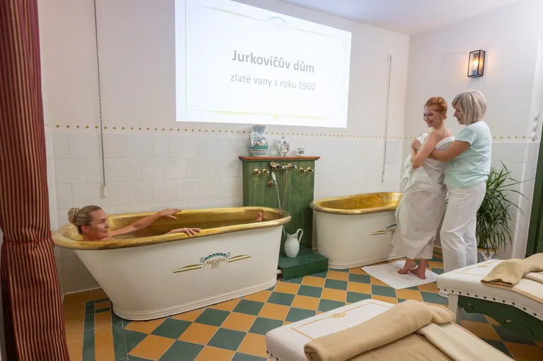 Zlaté vany v Jurkovičově domě