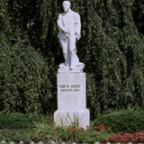Pomník se sochou MUDr. Františka Veselého