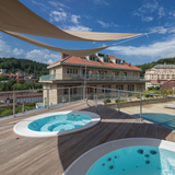 Relaxační terasa s venkovními whirlpooly