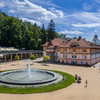 Hotel stojí v těsné blízkosti lázeňské kolonády